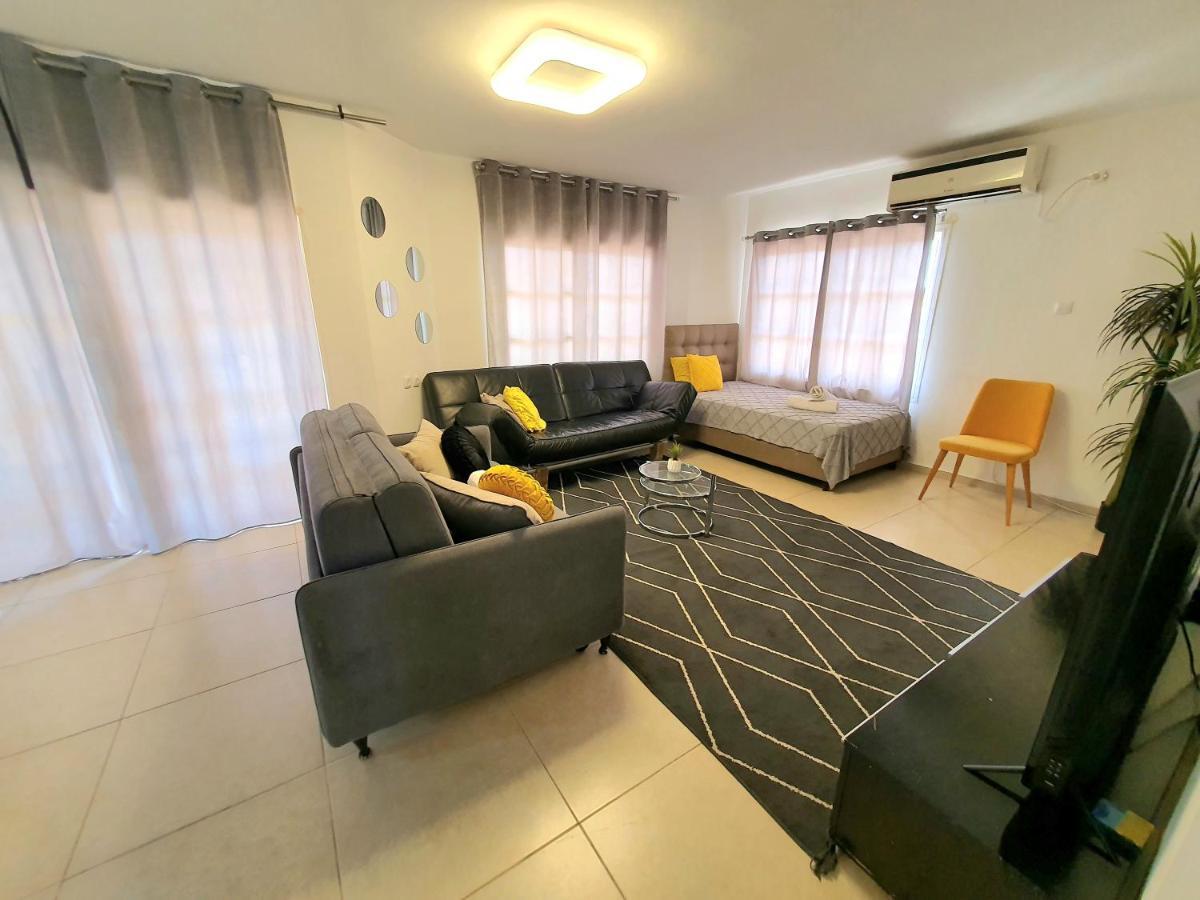 Barak Royal Suites 20 Garden Jacuzzi - ג'קוזי בחצר Eilat Bagian luar foto