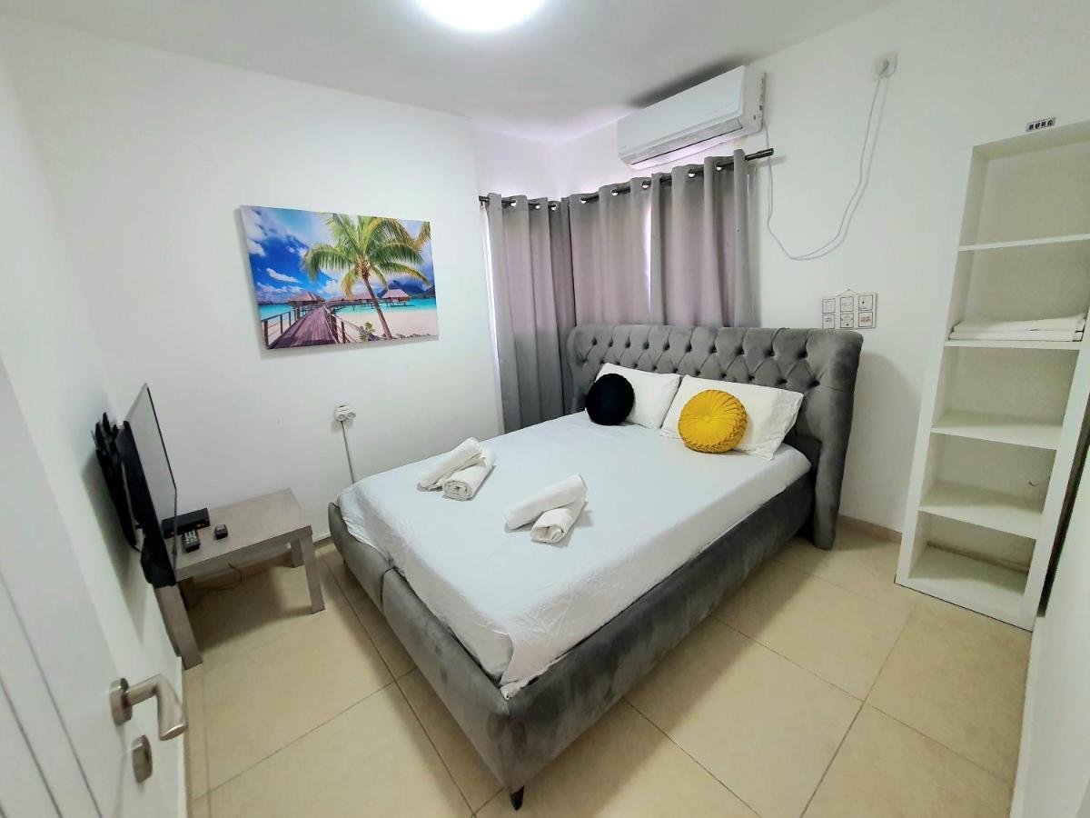 Barak Royal Suites 20 Garden Jacuzzi - ג'קוזי בחצר Eilat Bagian luar foto