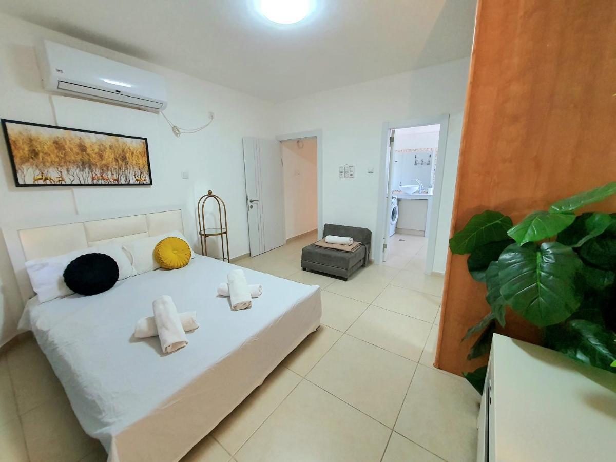 Barak Royal Suites 20 Garden Jacuzzi - ג'קוזי בחצר Eilat Bagian luar foto